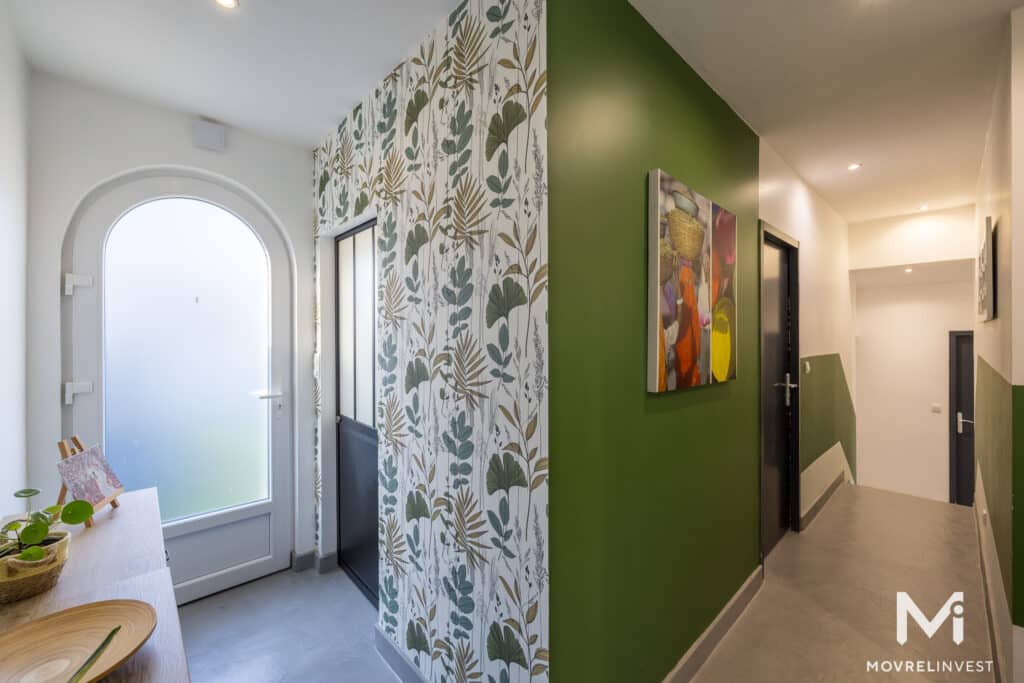 Intérieur moderne avec mur vert et papier peint floral