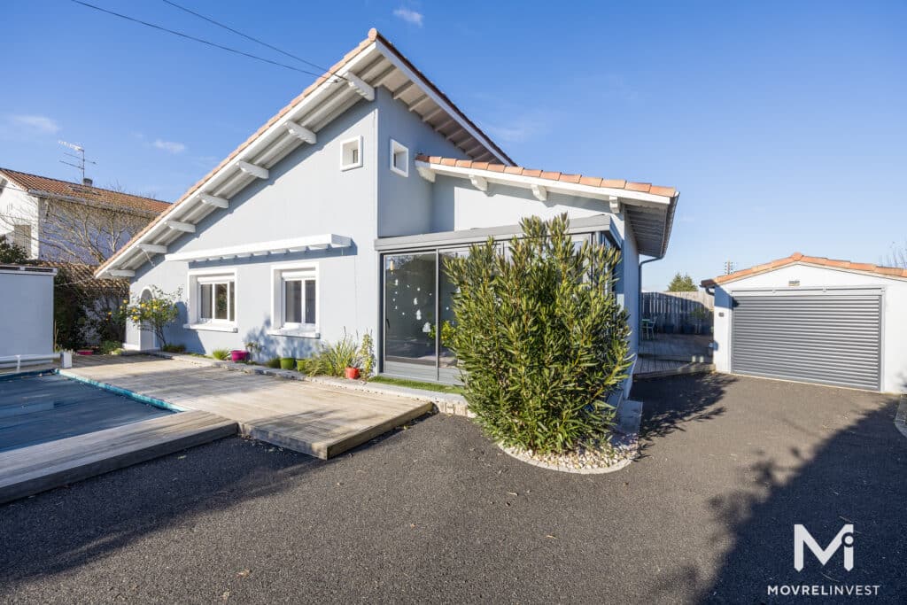 Maison moderne avec garage et jardin ensoleillé