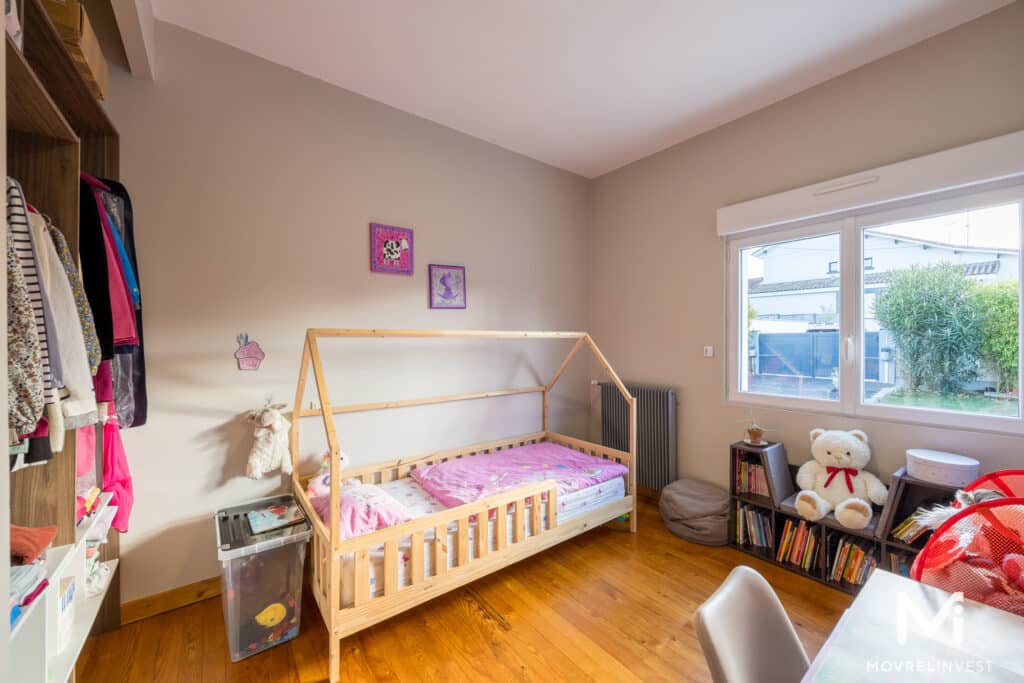 Chambre d'enfant lumineuse avec lit en bois et jouets