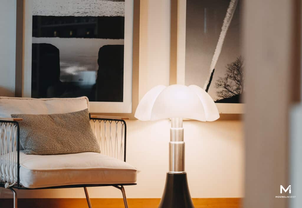 Intérieur cosy avec lampe design et fauteuil moderne