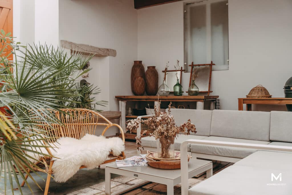 Salon extérieur élégant avec plantes et meubles modernes