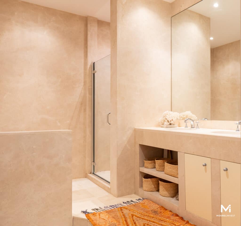 Salle de bain moderne en tons beige avec miroir