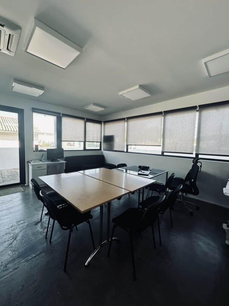 Salle de réunion moderne avec table et chaises noires