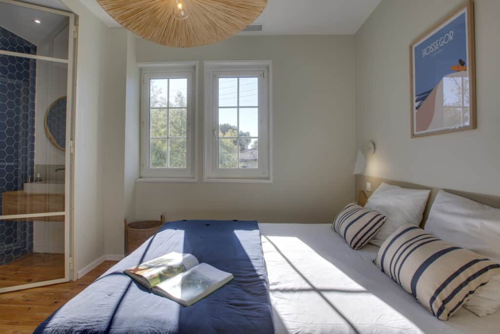 Chambre lumineuse avec décoration marine et naturelle