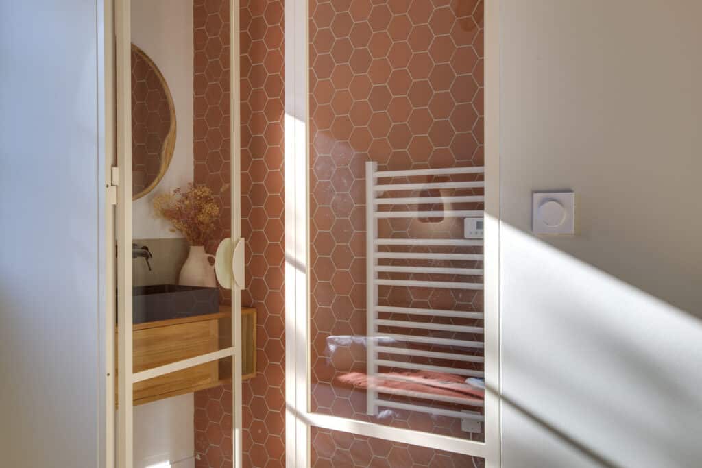 Salle de bain moderne avec carrelage hexagonal