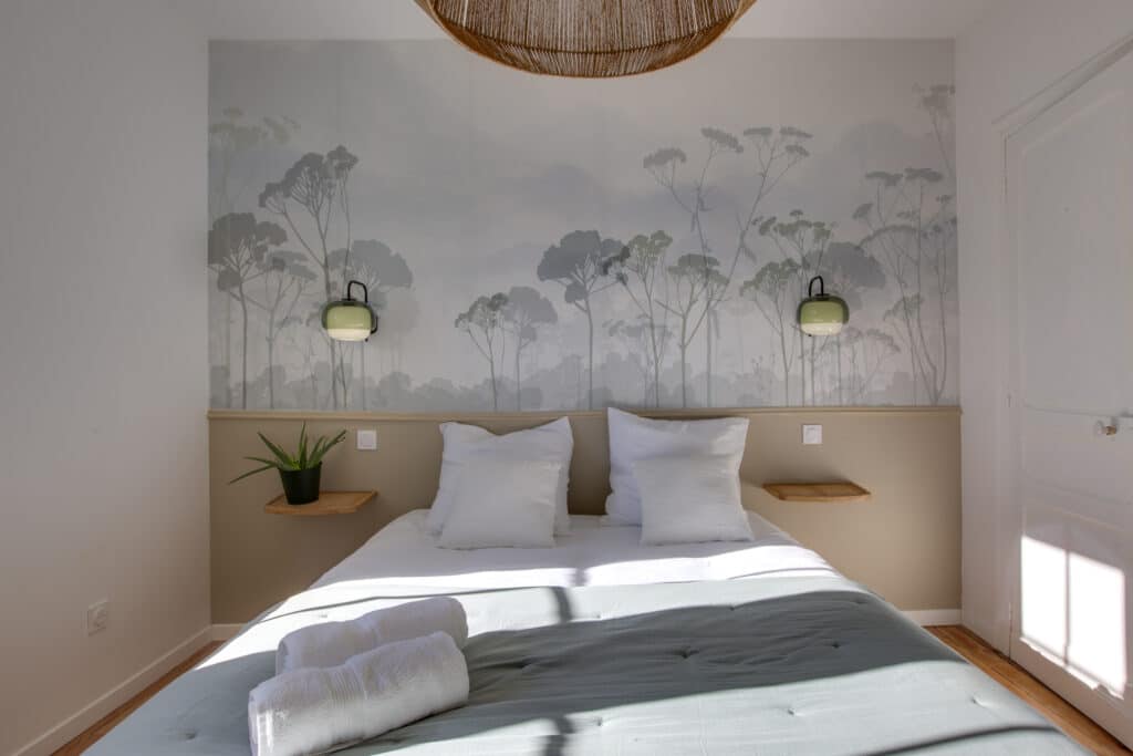 Chambre minimaliste avec décoration murale d'arbres