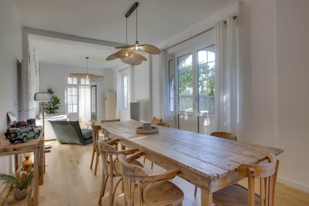 Intérieur lumineux avec table en bois et chaises