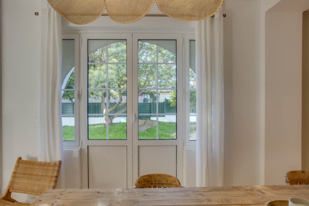 Intérieur élégant avec vue sur jardin verdoyant