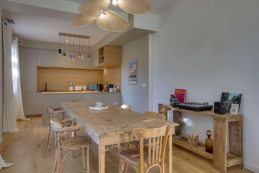 Cuisine moderne avec table en bois rustique