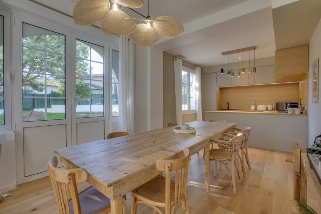 Salle à manger moderne et lumineuse avec table en bois