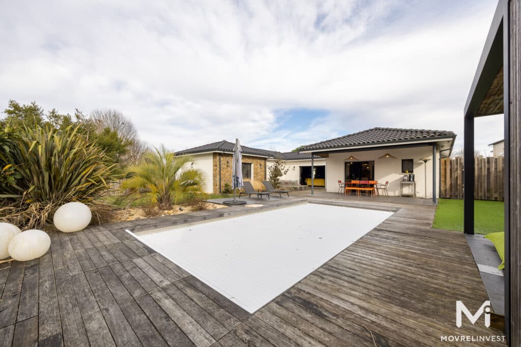 Maison moderne avec jardin et terrasse en bois