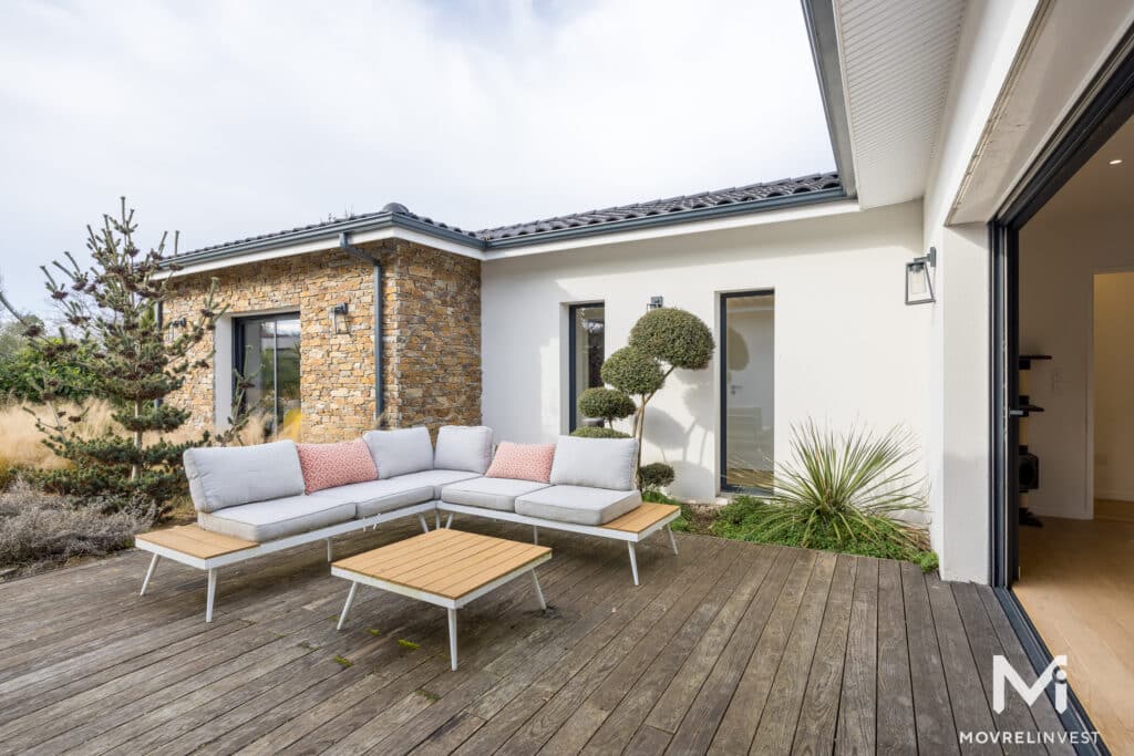 Terrasse moderne avec sofa et jardin décoratif