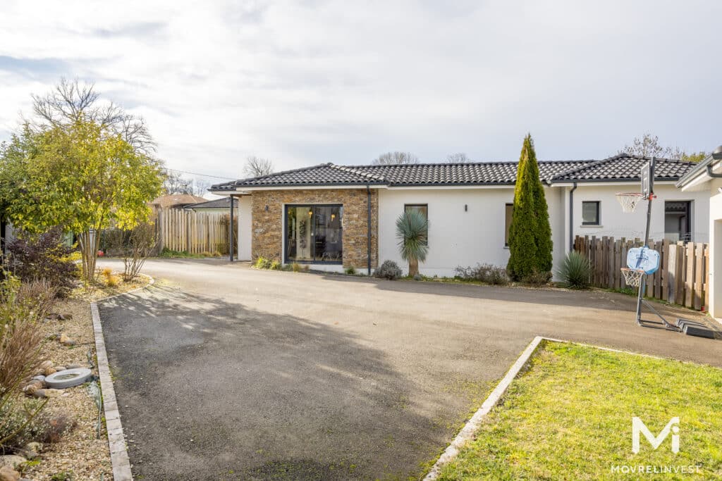 Maison moderne avec jardin et allée de gravier