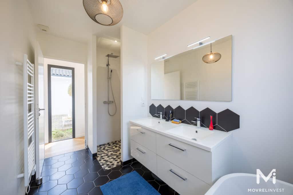 Salle de bain moderne avec lumière naturelle