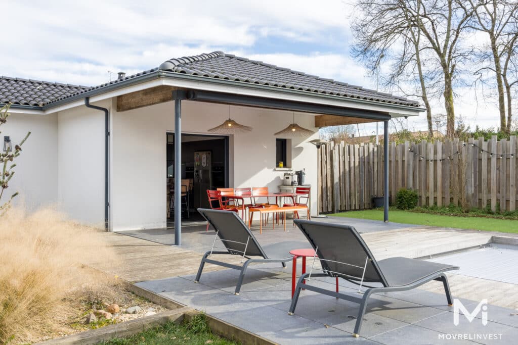 Terrasse moderne avec mobilier élégant et jardin